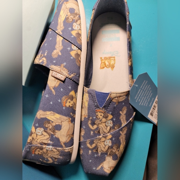 LIMITED EDITION BRAND NEW Disney Blue Snow White Printed Canvas TOMS Size 11 - Picture 2 of 4